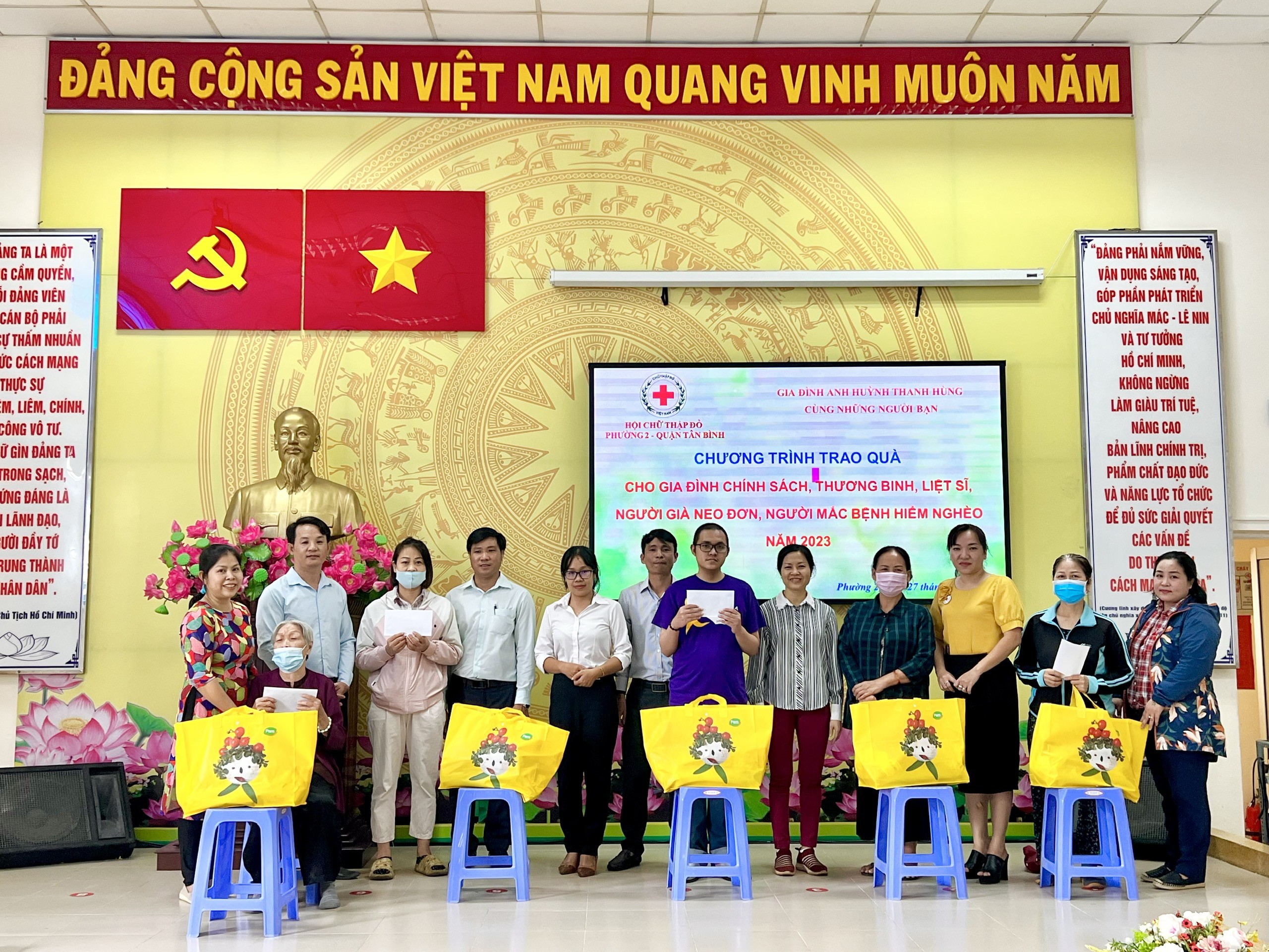 Phường 2, quận Tân Bình trao tặng quà cho hộ gia đình chính sách khó khăn