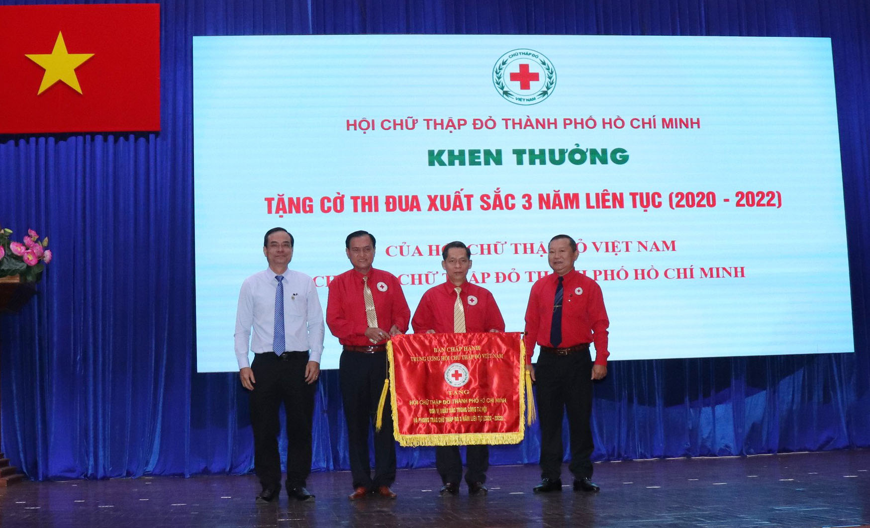 Hội Chữ thập đỏ Thành phố Hồ Chí Minh nhận cờ thi đua Đơn vị xuất sắc 3 năm liên tục (2020-2021-2022)