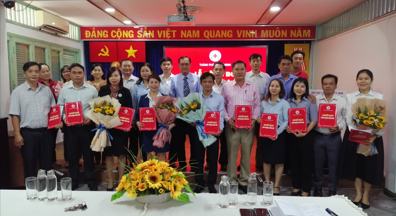 Hội Chữ thập đỏ Thành phố Hồ Chí Minh công bố quyết định về nhân sự cán bộ chủ chốt tại các ban, trung tâm và Văn phòng Thành Hội