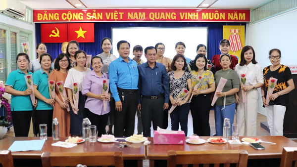 Họp mặt truyền thống ngày Phụ nữ Việt Nam