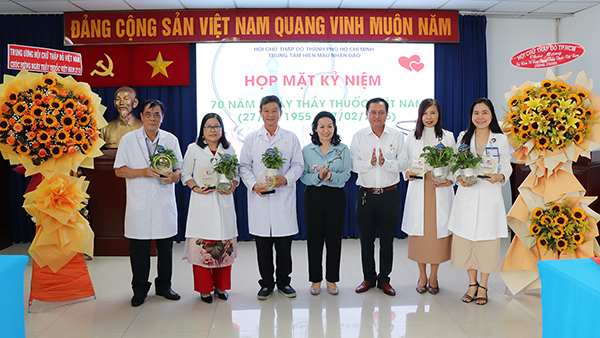 Thầy thuốc Hội Chữ thập đỏ