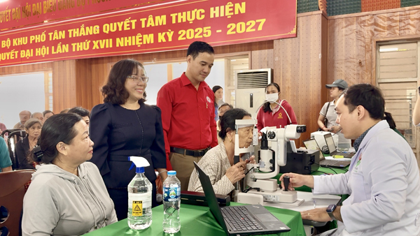 Chăm sóc sức khỏe cộng đồng qua chương trình khám mắt “Ánh sáng yêu thương”