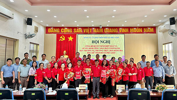 Công bố và trao quyết định hợp nhất Hội Chữ thập đỏ xã Phú Giáo