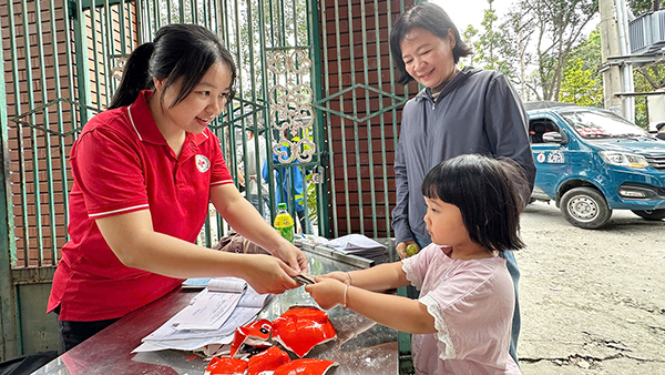 Đập heo đất gửi yêu thương đến người dân vùng lũ