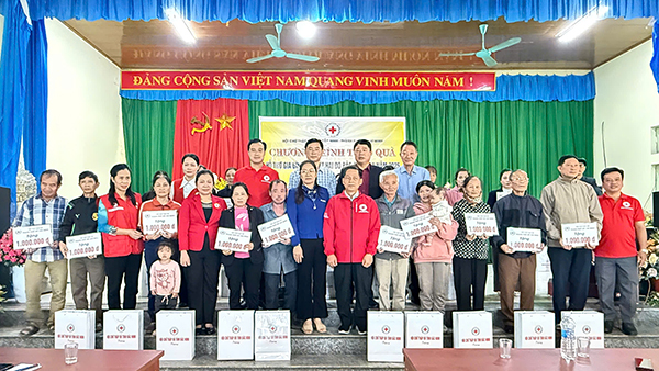 Thăm và trao quà hỗ trợ đồng bào Thái Nguyên, Bắc Ninh bị thiệt hại do thiên tai