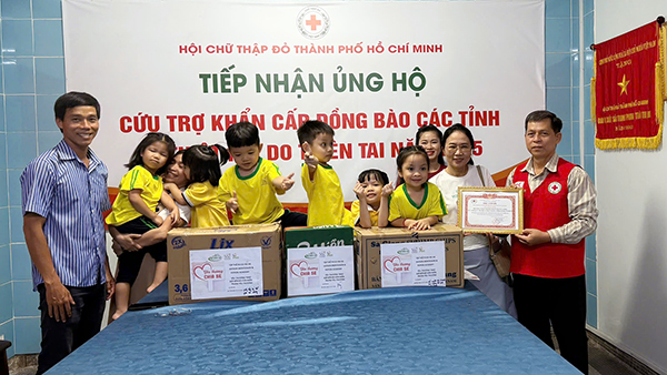 Phiên chợ yêu thương - Trạm trung chuyển hướng về miền Trung mùa mưa lũ