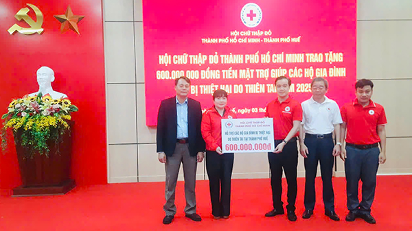 Kịp thời sẻ chia khó khăn với người dân Huế sau thiên tai năm 2025