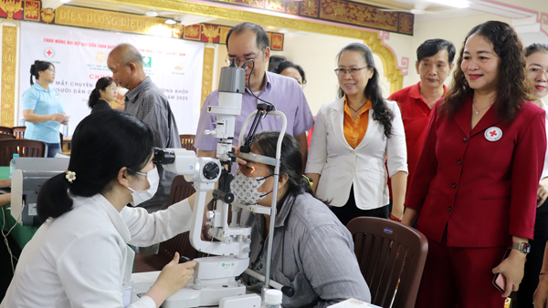 Chăm lo sức khỏe người có hoàn cảnh khó khăn