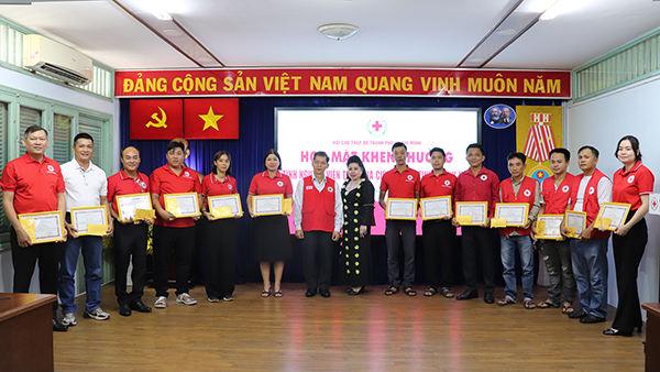 Tuyên dương các gương tình nguyện viên tham gia cứu trợ tại tỉnh Khánh Hòa
