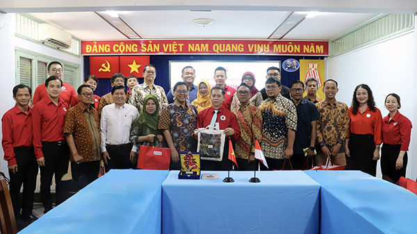 Tiếp đoàn Hội Chữ thập đỏ thành phố Surakarta (Indonesia)