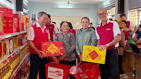 Mang Xuân ấm áp đến 300 hộ dân phường Phú Mỹ