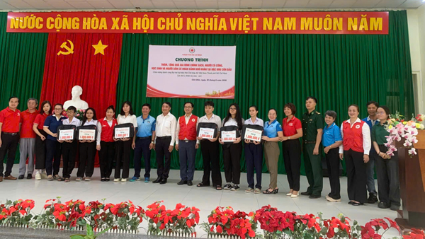 Nghĩa tình Thành phố mang tên Bác đến với người dân vùng biển đảo quê hương