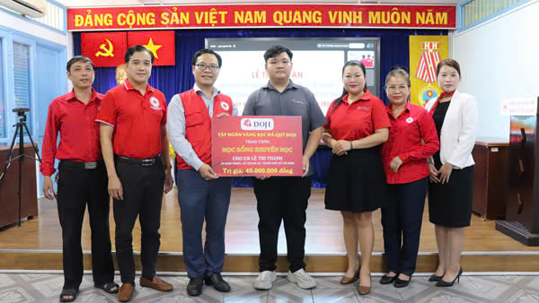Cậu học trò mồ côi được tiếp sức ước mơ đại học