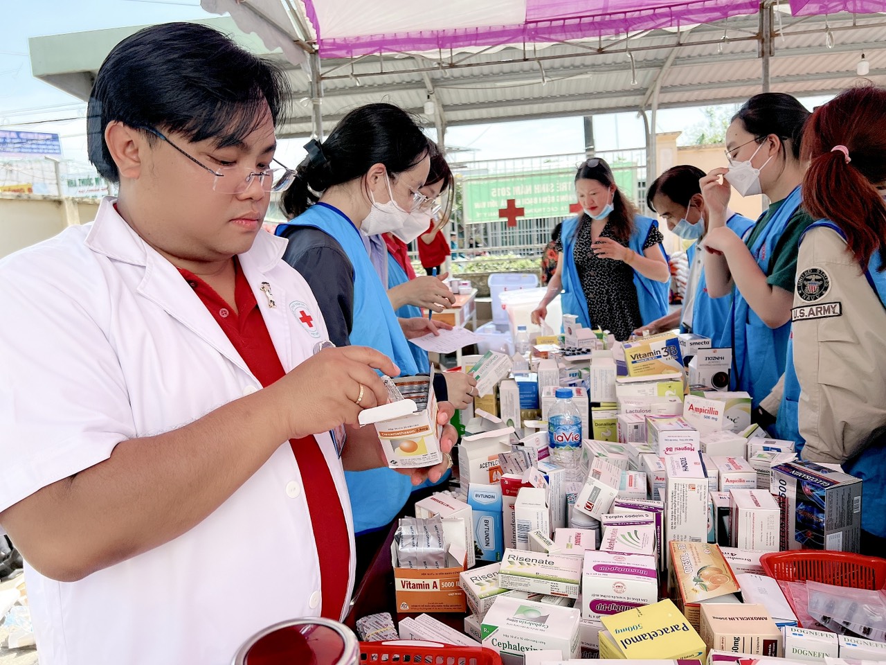 Hội Chữ thập đỏ Quận 8 đến khám bệnh, cấp thuốc, tặng quà tại xã Phú Mỹ Hưng, huyện Củ Chi