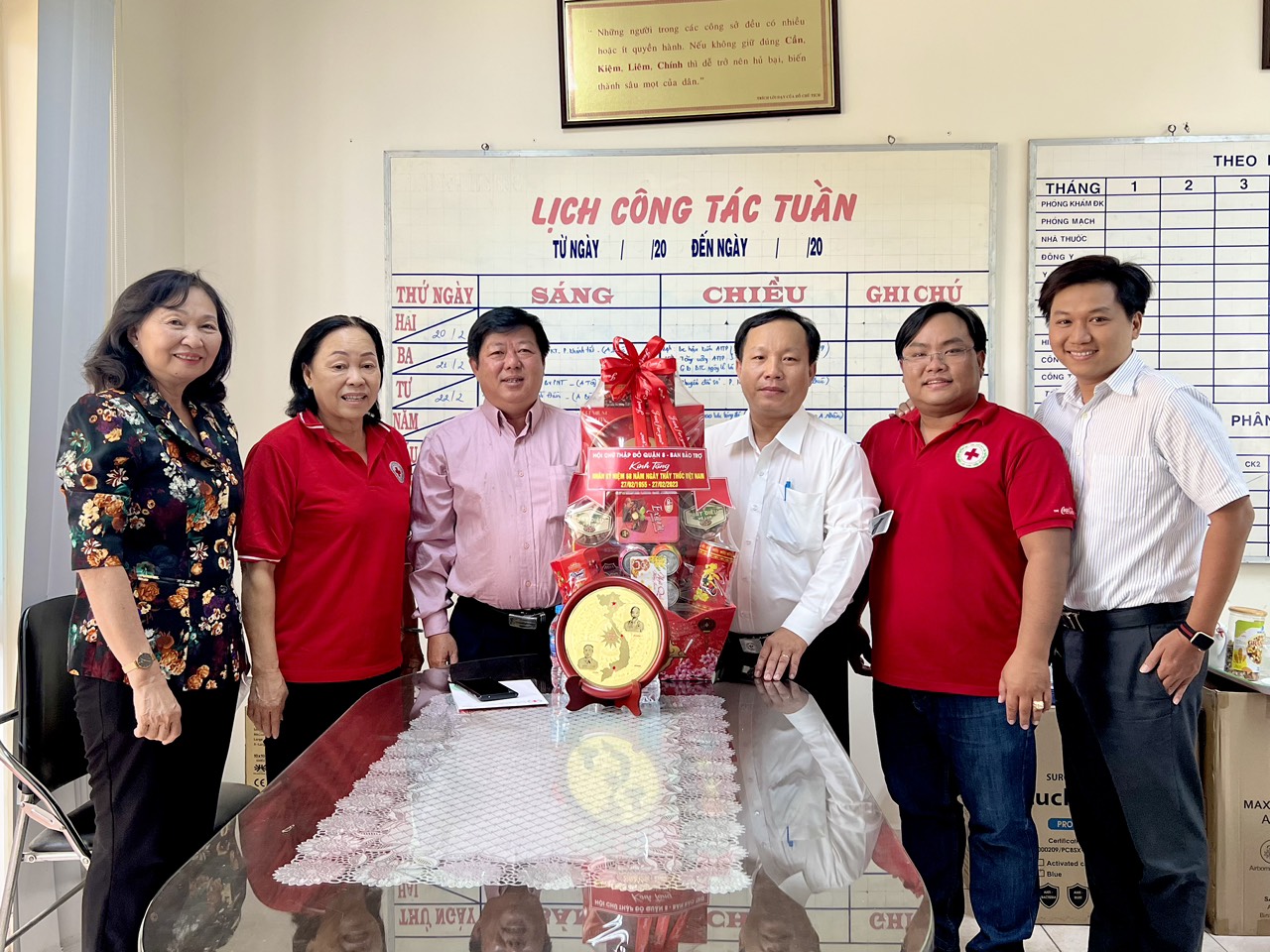 Hội Chữ thập đỏ Quận 8 thăm các đơn vị y tế nhân ngày Thầy thuốc Việt Nam 27.02