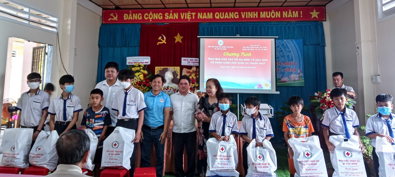 Hội Chữ thập đỏ quận Tân Bình tổ chức đi trao, tặng quà đến người dân có hoàn cảnh khó khăn tại tỉnh Tiền Giang