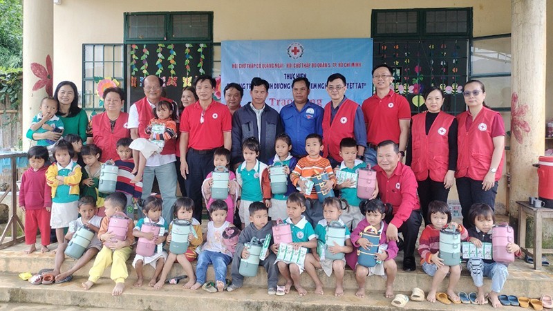 Trao tặng sữa cho trẻ em có hoàn cảnh đặc biệt khó khăn ở miền núi Quảng Ngãi