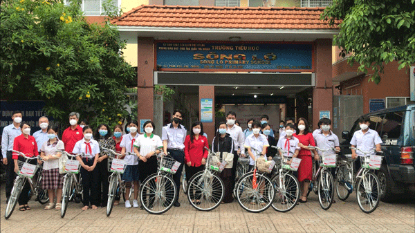 Trao tặng 140 chiếc xe đạp cho học sinh hiếu học vượt khó trị giá 210 triệu đồng