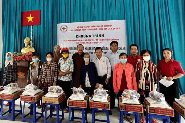 Hội Chữ thập đỏ Thành phố Hồ Chí Minh vận động trao tặng 200 phần quà hưởng ứng Tháng Nhân đạo năm 2022