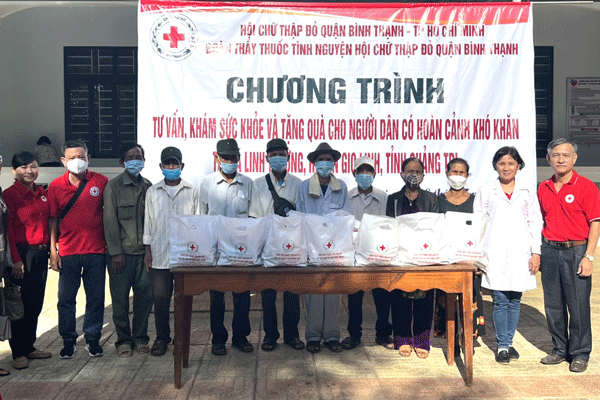 Hội Chữ thập đỏ quận Bình Thạnh tổ chức chương trình khám bệnh và phát quà cho người dân huyện Gio Linh, tỉnh Quảng Trị
