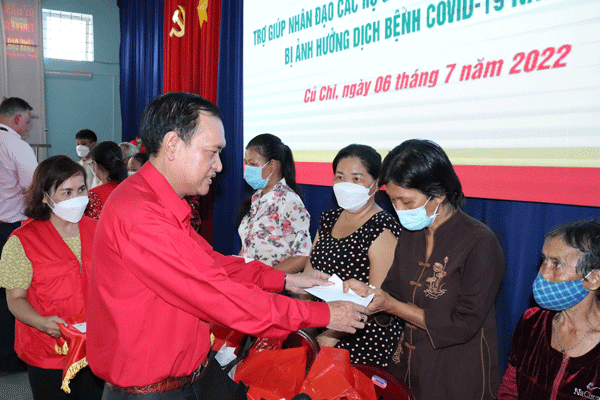 100 triệu đồng hỗ trợ người dân khó khăn bị ảnh hưởng bởi dịch bệnh COVID-19 trên địa bàn huyện Củ Chi