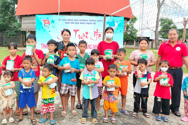 Trao tặng 2.000 lon sữa cho trẻ em có hoàn cảnh khó khăn tỉnh Kon Tum
