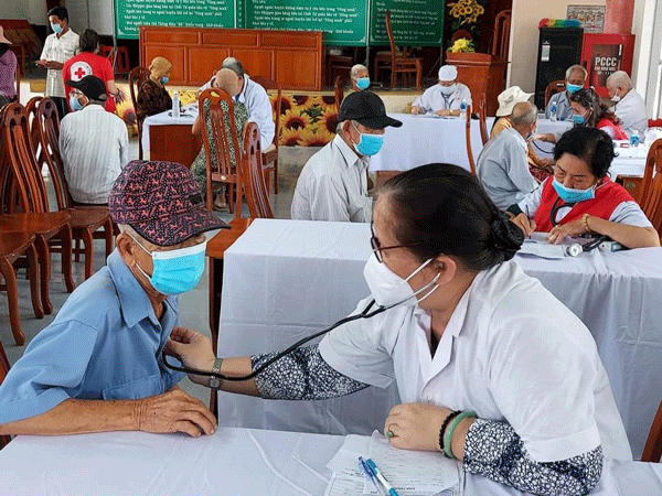 Khám chữa bệnh nhân đạo cho người cao tuổi tại huyện Bắc Bình, tỉnh Bình Thuận