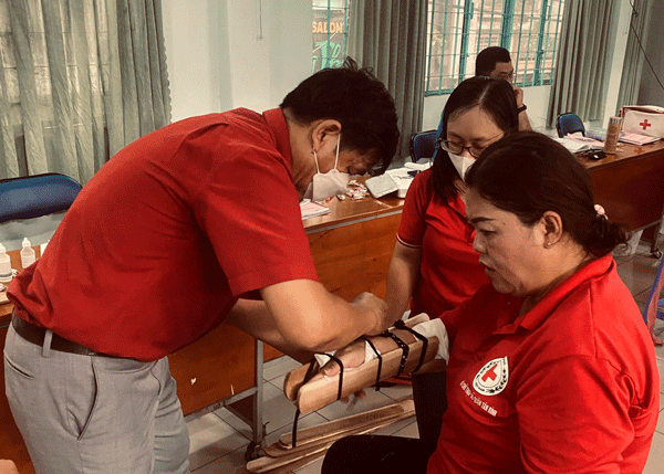 Quận Tân Bình tổ chức tập huấn kỹ năng sơ cấp cứu cho đội ngũ cán bộ hội,  tình nguyện viên Chữ thập đỏ