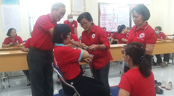 Quận Tân Phú: Bế giảng lớp huấn luyện sơ cấp cứu cho tình nguyện viên cấp II