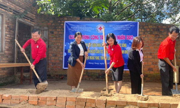 Cụm thi đua số 1 trao tặng nhà Chữ thập đỏ và trợ cấp học tập tại tỉnh Gia Lai