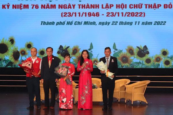 Hội Chữ thập đỏ Thành phố Hồ Chí Minh tổ chức tuyên dương 76 gương Hoa việc thiện tiêu biểu năm 2022