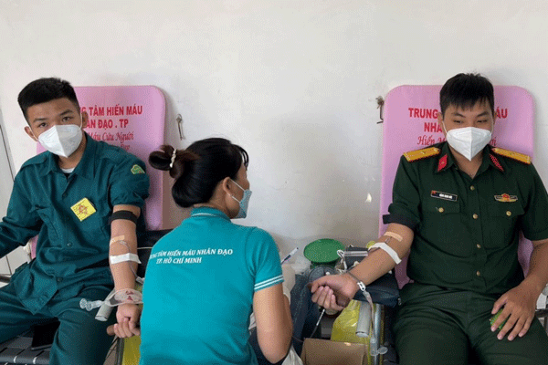 Lực lượng quân sự và cán bộ, công chức, viên chức quận Bình Tân tham gia hiến máu tình nguyện
