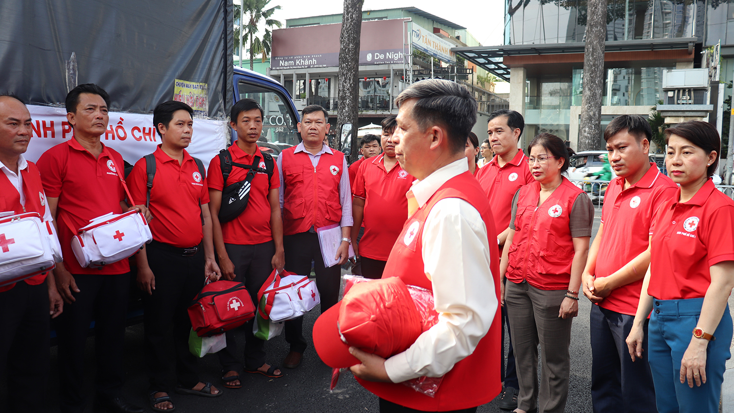 Chuyến xe nghĩa tình - Đoàn tình nguyện viên Hội Chữ thập đỏ TP Hồ Chí Minh