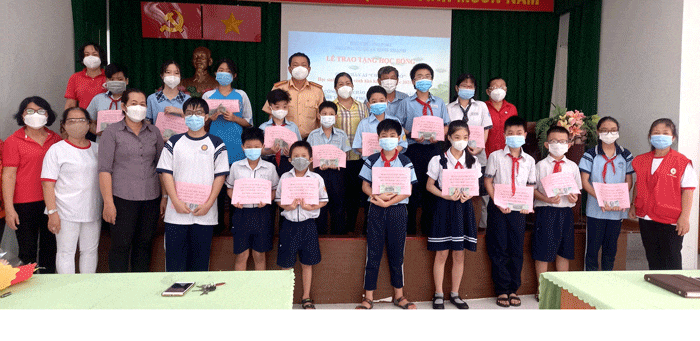 Trao tặng học bổng Chữ thập đỏ năm học 2021-2022 cho các em học sinh bị ảnh hưởng dịch Covid -19 tại Phường 12, quận Bình Thạnh