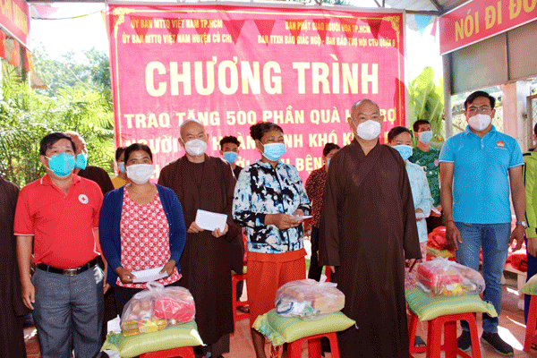Trao tặng 500 phần quà hỗ trợ các hoàn cảnh khó khăn bị ảnh hưởng bởi dịch bệnh Covid-19 tại huyện Củ Chi